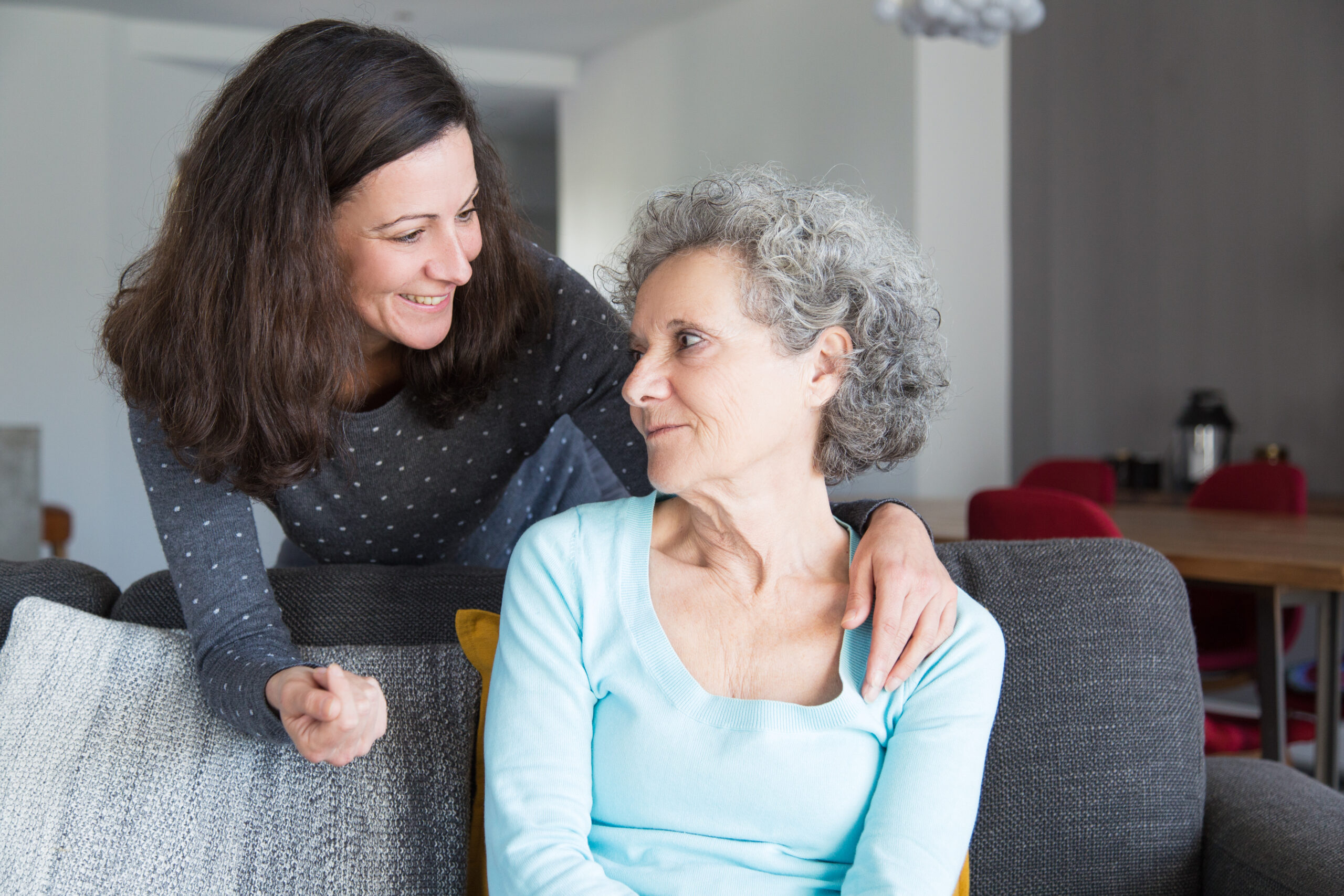 Cuidadores familiares enfrentam desafios emocionais ao cuidar de parentes com Alzheimer 